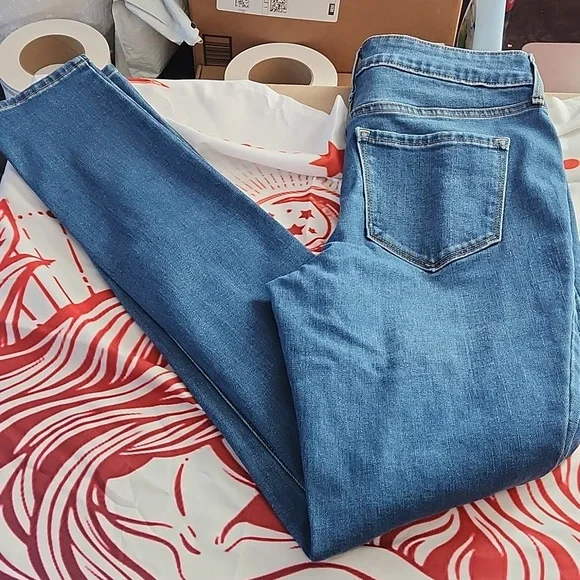 Old Navy Mid-Rise Pop Icon Distressed Skinny Jeans *Size 4Long*. *Barly Worn* - Picture 5 of 9